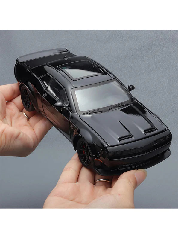 Dodge Challenger SRT Hellcat 1:24 diecast scale model car
