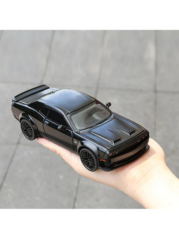 Dodge Challenger SRT Hellcat 1:24 diecast scale model car