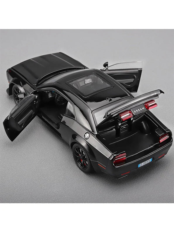 Dodge Challenger SRT Hellcat 1:24 diecast scale model car